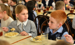 Открыта горячая линия «Школьный завтрак»



Общероссийское общественное движение «Народный фронт «За Россию» совместно с министерством просвещения РФ открыло горячую линию «Школьный завтрак» по телефону 8-800-200-04-11.

Цель этого проекта — обеспечение открытости и эффективного общественного контроля по организации бесплатного горячего питания учеников начальных классов.

Горячая линия позволит получать объективную информацию об организации питания в школах, а также оказывать содействие родителям, администрациям школ в своевременном решении возникающих проблем.

В связи с высоким интересом общественности к теме школьного питания общероссийским общественным движением «Народный фронт «ЗА РОССИЮ» совместно с Министерством просвещения РФ открыта горячая линия «Школьный завтрак» 8-800-200-04-11.

Целью организации «горячей линии» является обеспечение открытости и эффективного общественного контроля при реализации с 1 сентября 2020 года важнейшей задачи по организации бесплатного горячего питания обучающихся в начальной школе, возможность получения объективной информации и оказание содействия родителям, администрациям школ и органам управления в своевременном решении возникающих проблем.